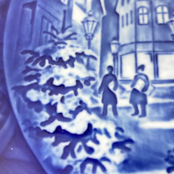 1996 Roaul Copenhagen Christmas Plate Lighting the Street Lamps