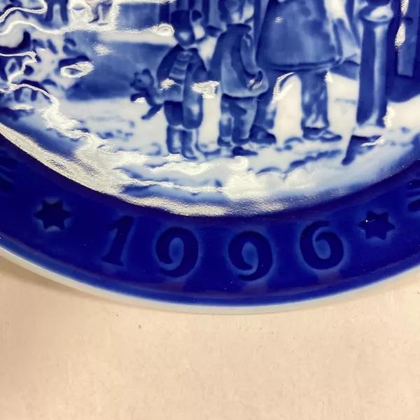 1996 Roaul Copenhagen Christmas Plate Lighting the Street Lamps