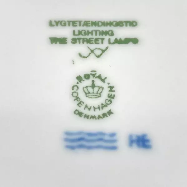 1996 Roaul Copenhagen Christmas Plate Lighting the Street Lamps