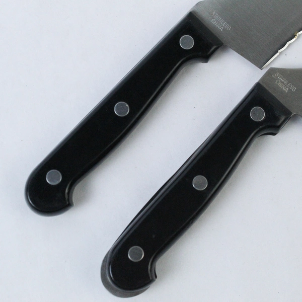 Lot of 2 Showtime and Sportsman Knives No 8 No 6 Serrated Fish And Wild Game