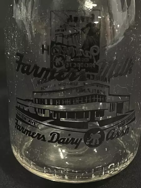 Farmers Dairy Assoc Half Pint Milk Bottle Clear Glass Pre-Owned