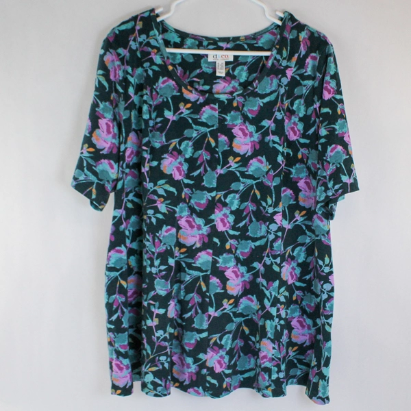 D&Co Floral Women's Top Size 1X Good Pre-Owned Condition Cute Design
