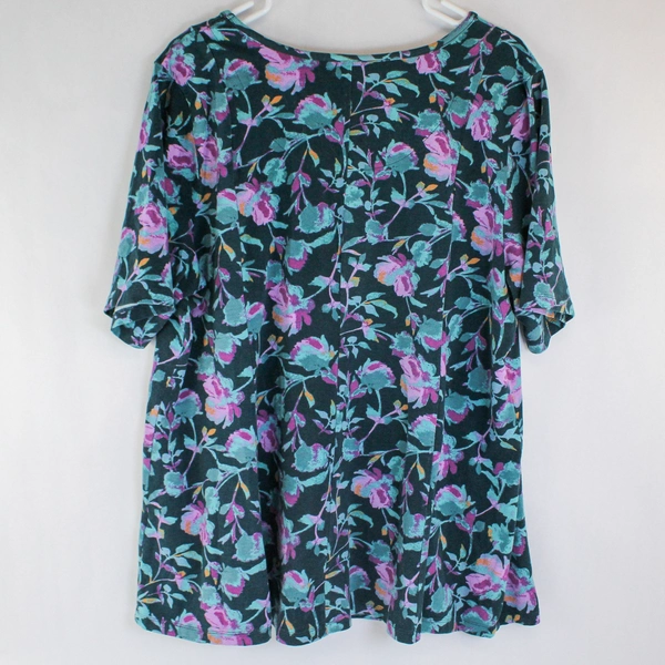 D&Co Floral Women's Top Size 1X Good Pre-Owned Condition Cute Design