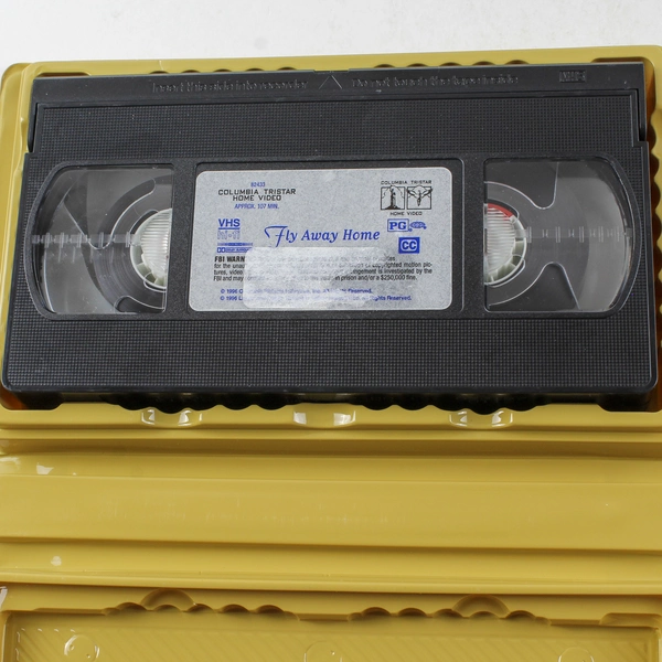 Fly Away Home VHS 1997 Clamshell Columbia Pictures Rated PG