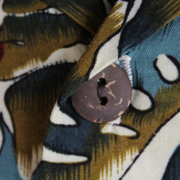 The Hawaiian Original Men's Size XL Collared Button Down Tropical Pattern