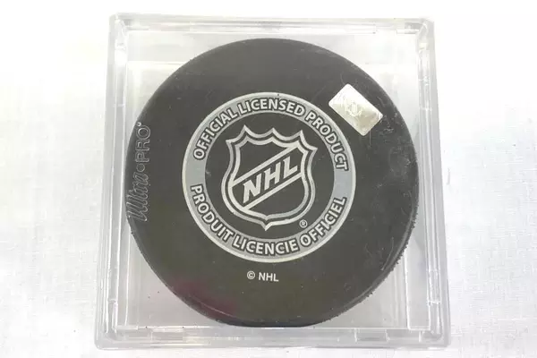 Derrick Pouliot 2012 Draft Signed NHL Pittsburgh Penguins Hockey Puck in Case 51