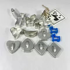 Lot of 13 Vintage Closed Metal And Plastic Cookie Cutters Diamond Heart Animals