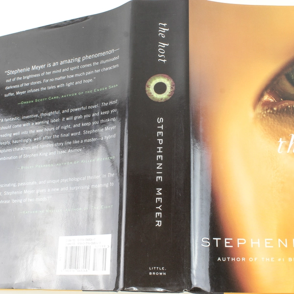 The Host by Stephenie Meyer 2008 Hardcover Book Good Condition
