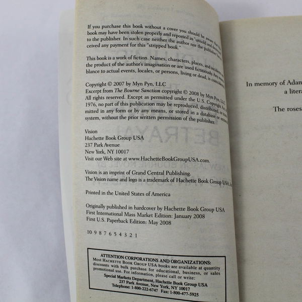 Robert Ludlum's The Bourne Betrayal by Eric Van Lustbader Pre-Owned PB