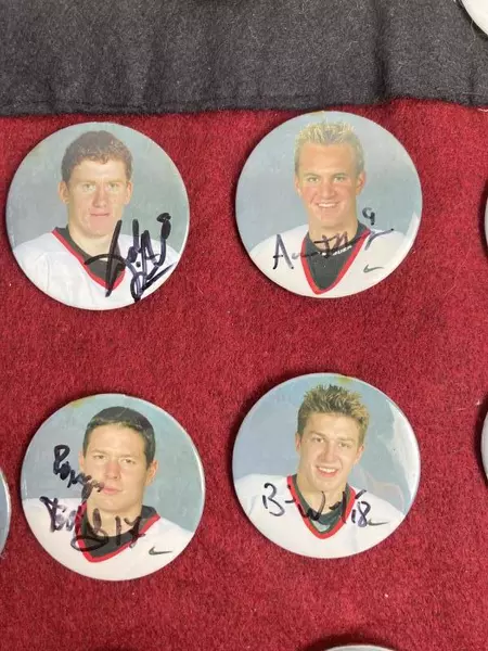 Felt Display Banner Rack 27 Portland Winter Hawks Picture Buttons Autographed