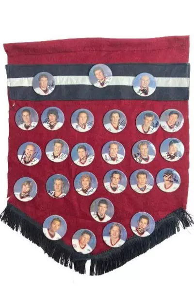 Felt Display Banner Rack 26 Portland Winter Hawks Picture Buttons Autographed