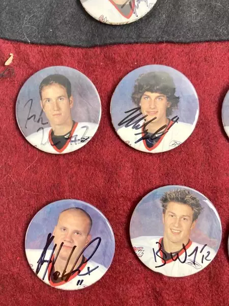 Felt Display Banner Rack 26 Portland Winter Hawks Picture Buttons Autographed
