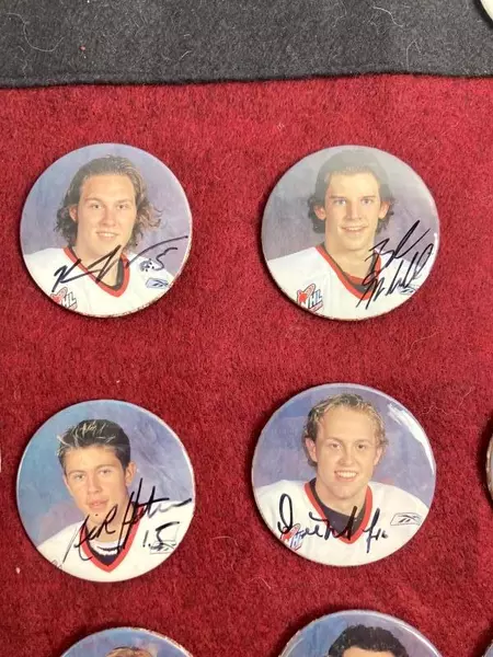 Felt Display Banner Rack 26 Portland Winter Hawks Picture Buttons Autographed