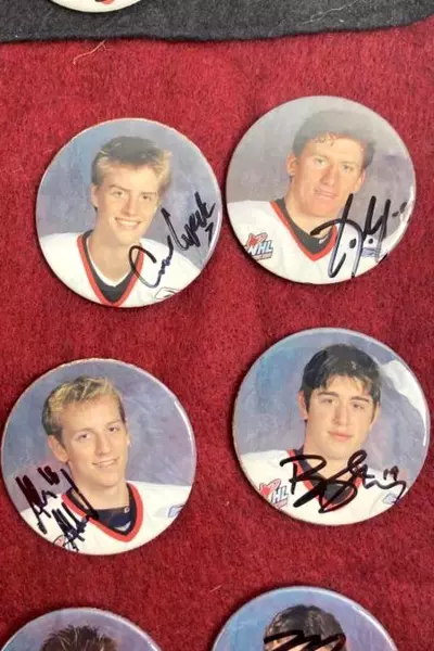 Felt Display Banner Rack 26 Portland Winter Hawks Picture Buttons Autographed