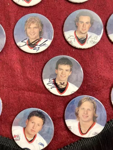 Felt Display Banner Rack 26 Portland Winter Hawks Picture Buttons Autographed