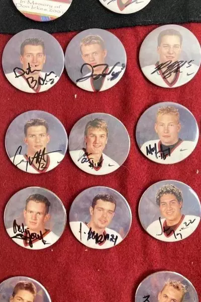 Felt Display Rack Portland Winter Hawks 31 Picture Buttons Autographed 2001