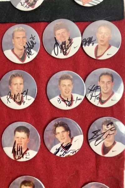 Felt Display Rack Portland Winter Hawks 31 Picture Buttons Autographed 2001