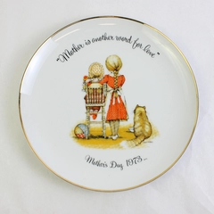 Vintage Porcelain Mother's Day 1973 Holly Hobbie Commemorative Edition 10 1/4"