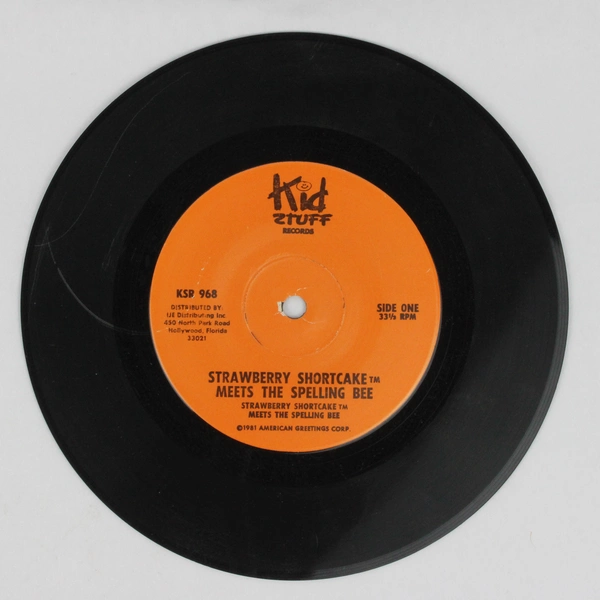 Strawberry Shortcake Meets The Spelling Bee Book & 33 1/3 RPM Record KSR968