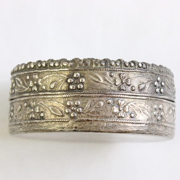 Vtg Silver Plated Chinese Pill Box With Mirror Geisha Lotus Pattern 2.25 Inch