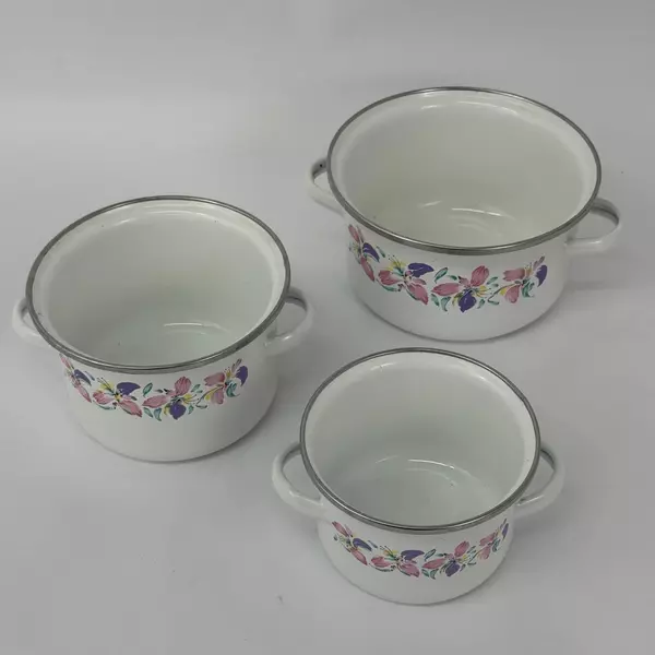 Set Of 3 Enamelware Sauce Pans With A Floral Pattern