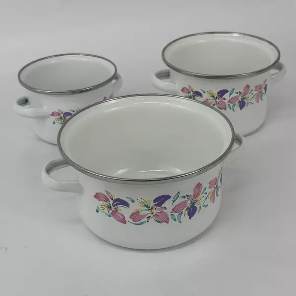 Set Of 3 Enamelware Sauce Pans With A Floral Pattern