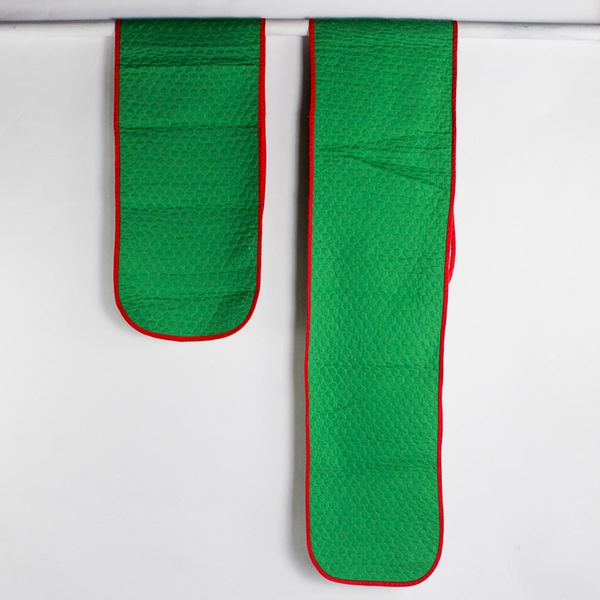 Lot Of 8 Matching Handmade Christmas 2 Table Runners & 6 Round Potholders