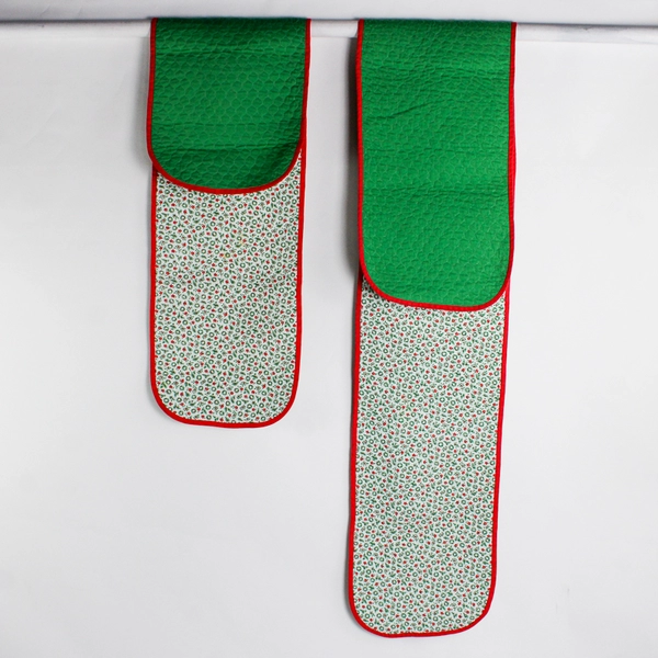 Lot Of 8 Matching Handmade Christmas 2 Table Runners & 6 Round Potholders