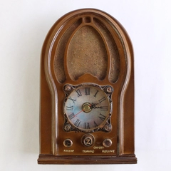Home Interiors Antique Style Radio Shaped Clock Desk Shelf Battery Operated
