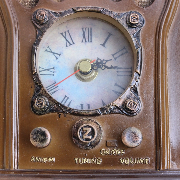 Home Interiors Antique Style Radio Shaped Clock Desk Shelf Battery Operated
