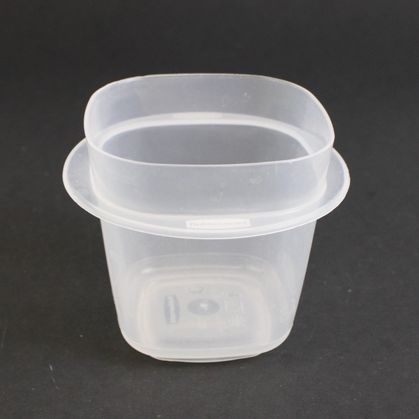 Lot of 6 Rubbermaid Easy Find 4 oz Containers 7J53 Green Lids