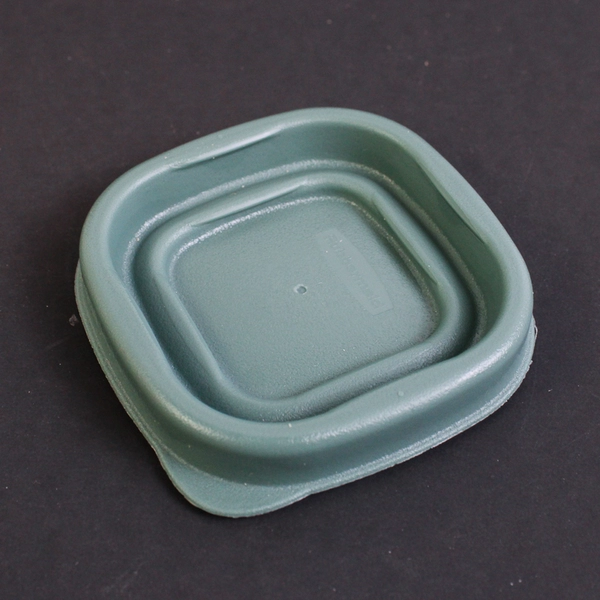 Lot of 6 Rubbermaid Easy Find 4 oz Containers 7J53 Green Lids