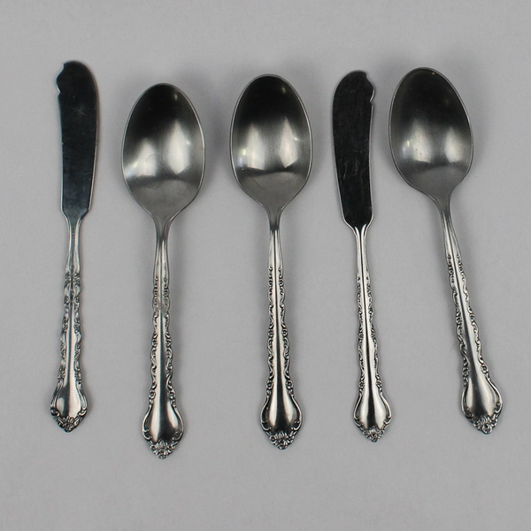 Lot of 5 International Silver Gigi Place Spoons & Butter Spreader 