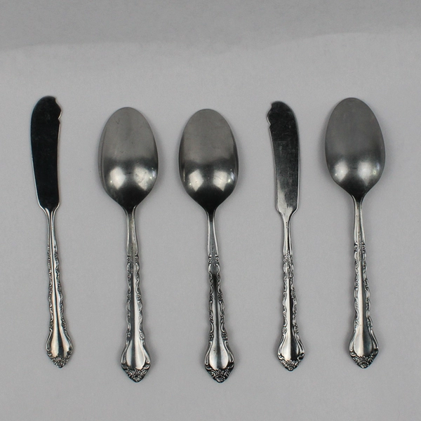 Lot of 5 International Silver Gigi Place Spoons & Butter Spreader 