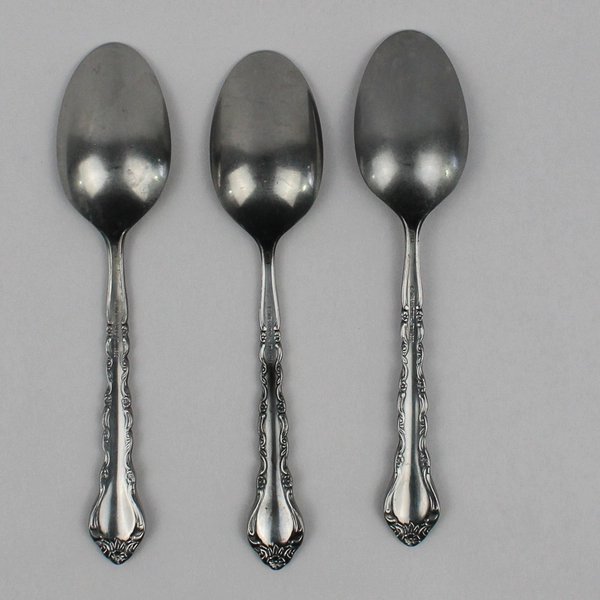 Lot of 5 International Silver Gigi Place Spoons & Butter Spreader 