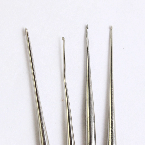 Lot of 4 Steel Crochet Hooks Sizes 8 10 11 13