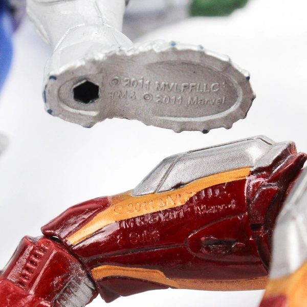 Lot of 2 Hasbro Marvel Action Figures Iron Man and Skrull Soldier 4"