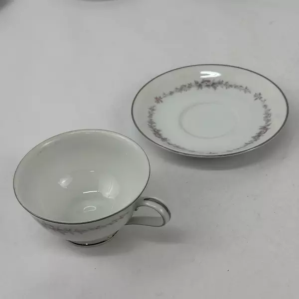 Set of 5 Vtg Noritake Rosepoint Cup and Saucers 6206 White Platinum Rim Roses
