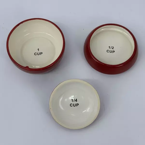 2005 THT Designs 3 Piece Red Apple Ceramic Measuring Cup Set 
