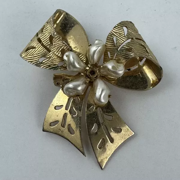 Vintage Coro Gold Tone Bow Brooch With Pearls