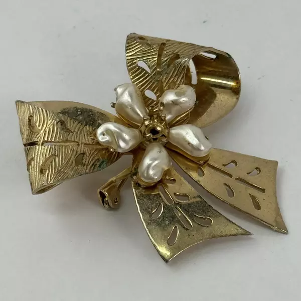 Vintage Coro Gold Tone Bow Brooch With Pearls