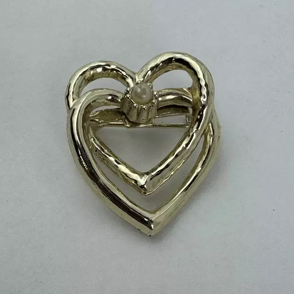 Gold Tone Intertwined Open Heart Brooch With A Pearl Center