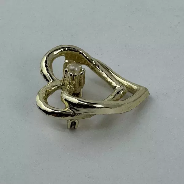 Gold Tone Intertwined Open Heart Brooch With A Pearl Center