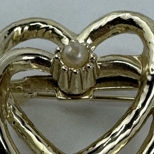 Gold Tone Intertwined Open Heart Brooch With A Pearl Center