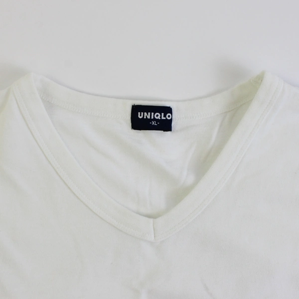 Uniqlo Women's Solid White with Stitched Floral Graphic Size XL Flawed