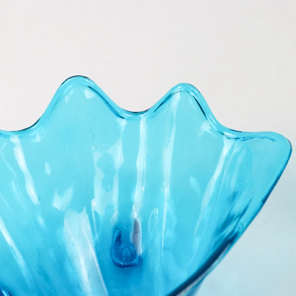 Lot Of 2 Unbranded Shell Seving/Decorative Blue Plastic Bowls 3.5" x 9" x 5.5"