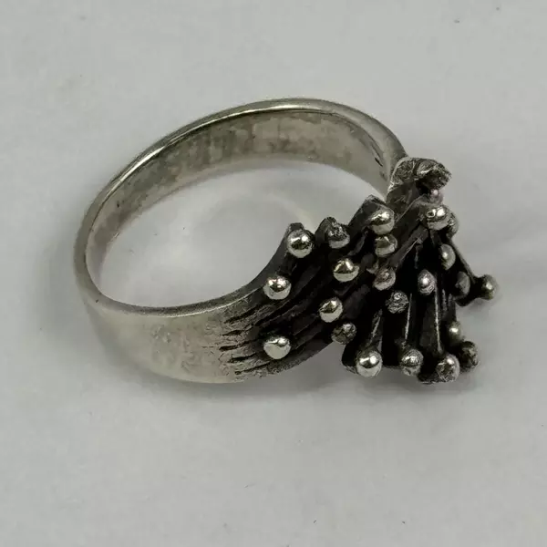 Vintage Size 9 Ring With Overlapping Dotted Ends