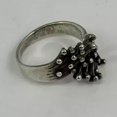 Vintage Size 9 Ring With Overlapping Dotted Ends