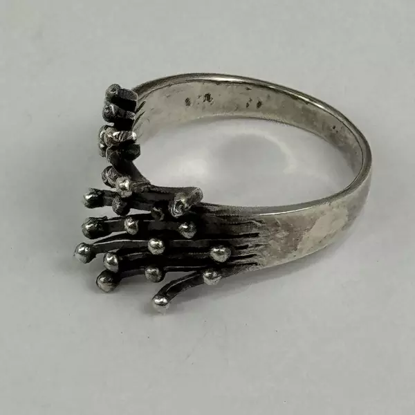 Vintage Size 9 Ring With Overlapping Dotted Ends