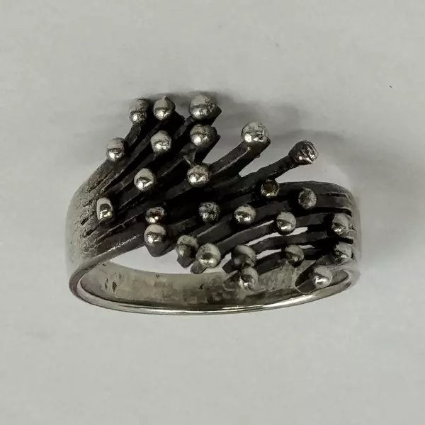 Vintage Size 9 Ring With Overlapping Dotted Ends